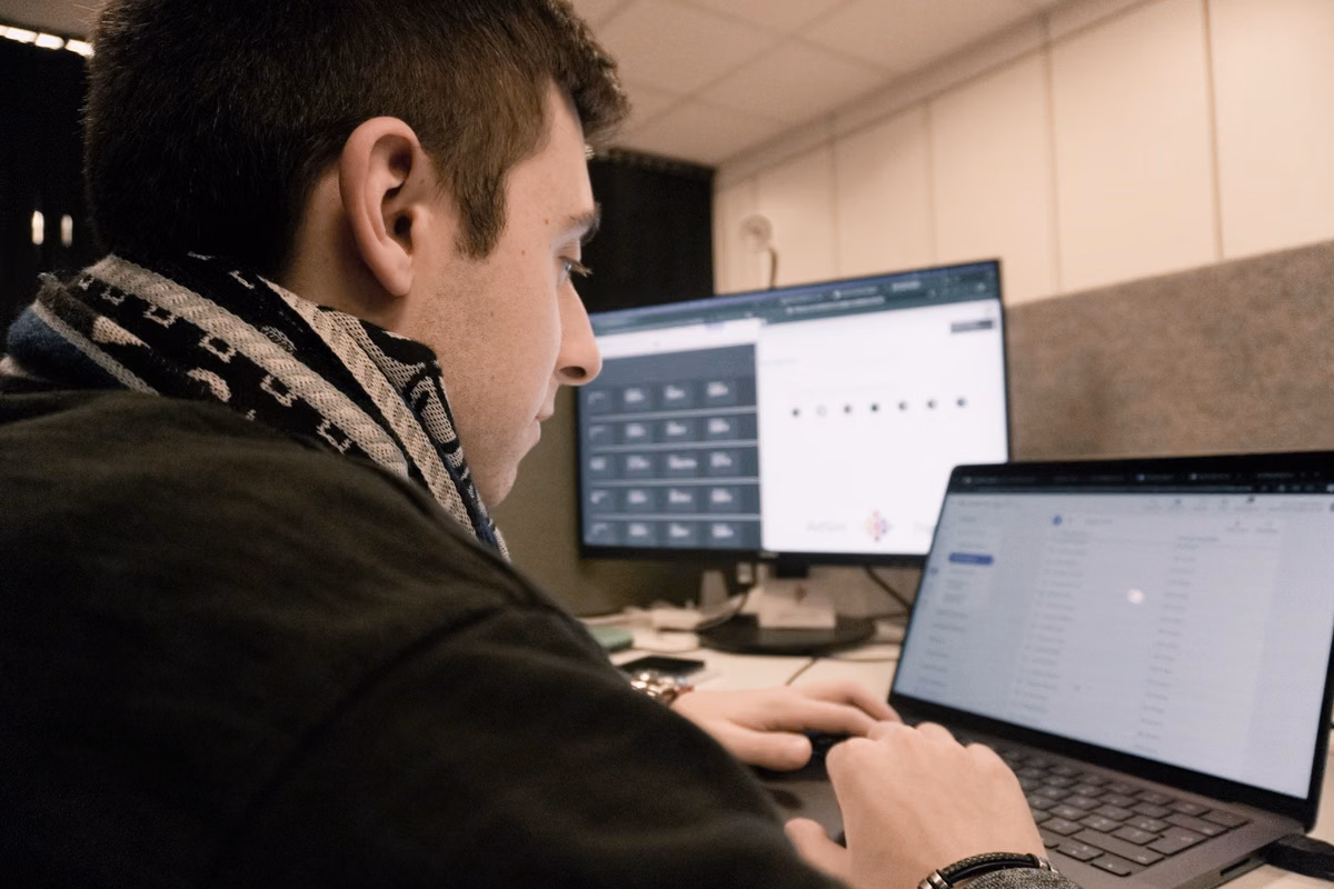 Un collaborateur AdSim analyse des tableaux de bord sur ses écrans