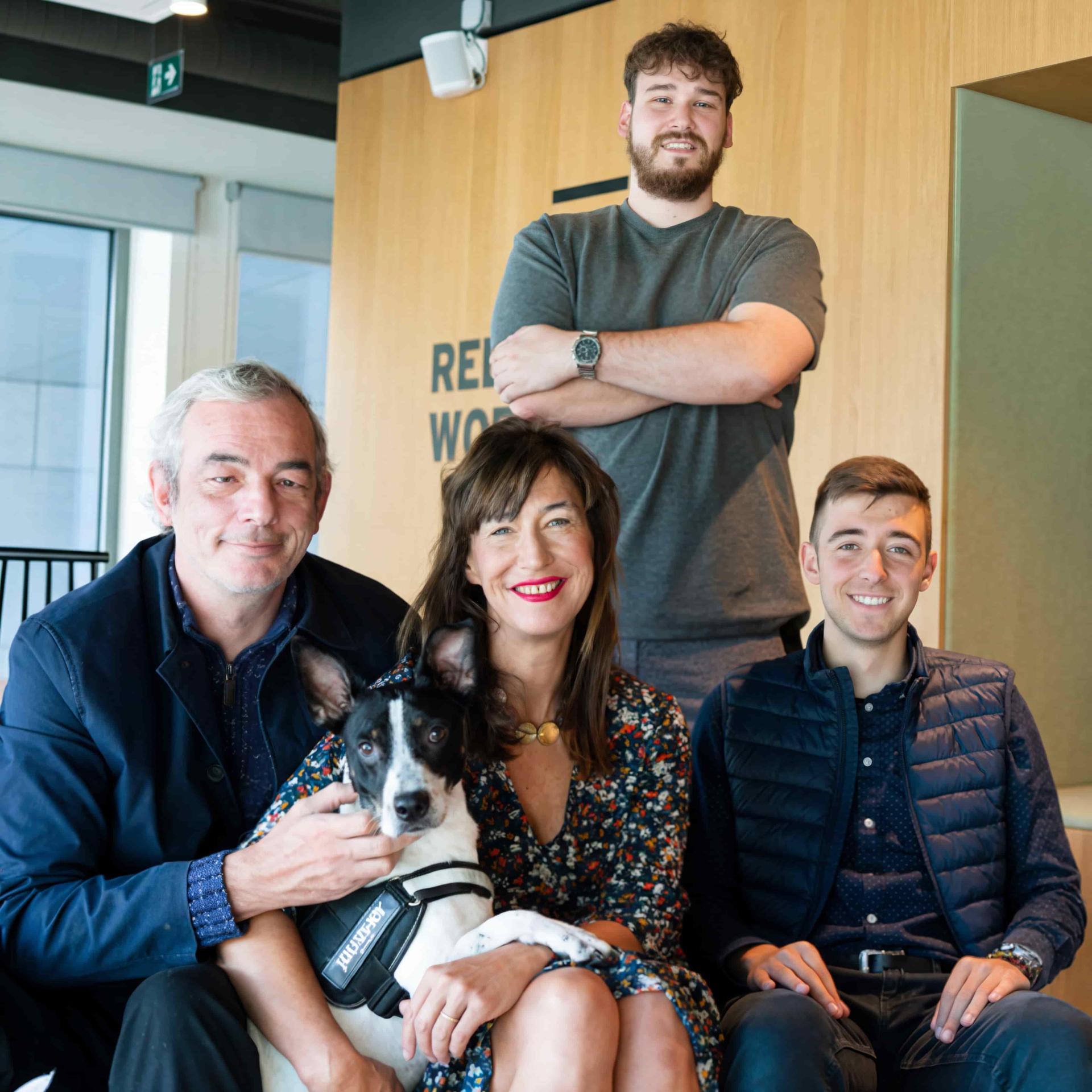 Georges Cordewiener, Valérie Matrige, Adel Duchaine et Anthony Pugliese avec Pépette, dans les locaux d’AdSim